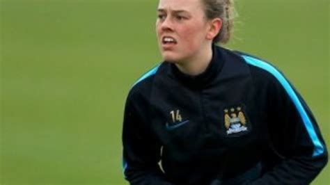 İ­n­g­i­l­i­z­ ­k­a­d­ı­n­ ­f­u­t­b­o­l­c­u­ ­Z­o­e­ ­T­y­n­a­n­ ­h­a­y­a­t­ı­n­ı­ ­k­a­y­b­e­t­t­i­